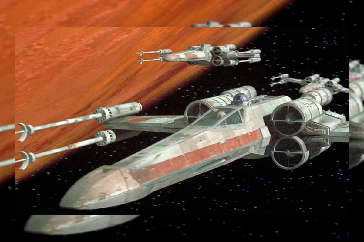 Kecelakaan Kecil Ini Justru Jadi Cara Terbaik Memajang X-Wing Vintage
