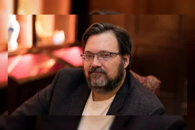 Update Film Mistborn: Penulis Brandon Sanderson Ungkap Kemajuan Adaptasi Apple