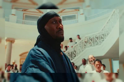 Mahershala Ali Pamer Aksi Pedang di Trailer Film 'Your Mother Your Mother Your Mother'