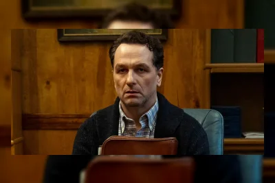 Matthew Rhys Cetak Sejarah Raih Dua Emmy Utama Sekaligus