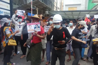 Viral Simbol 3 Jari Ernest Prakasa dan Melanie Subono, Ternyata Ini 2 Maknanya