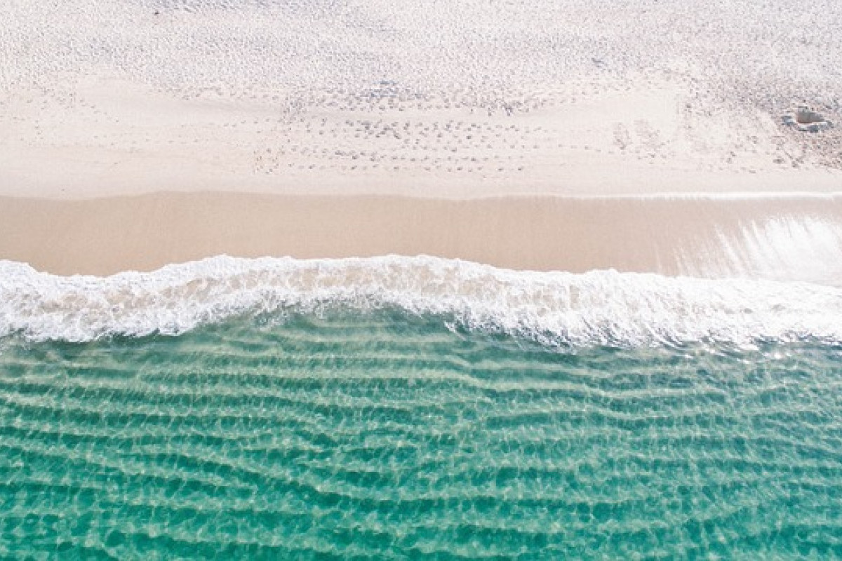 Mengulik Wisata Pantai Maladewa, Keindahan Laut yang Berada di Sekitar Salah Satu Makam Wali Sanga, Coba Tebak Makam Sunan?