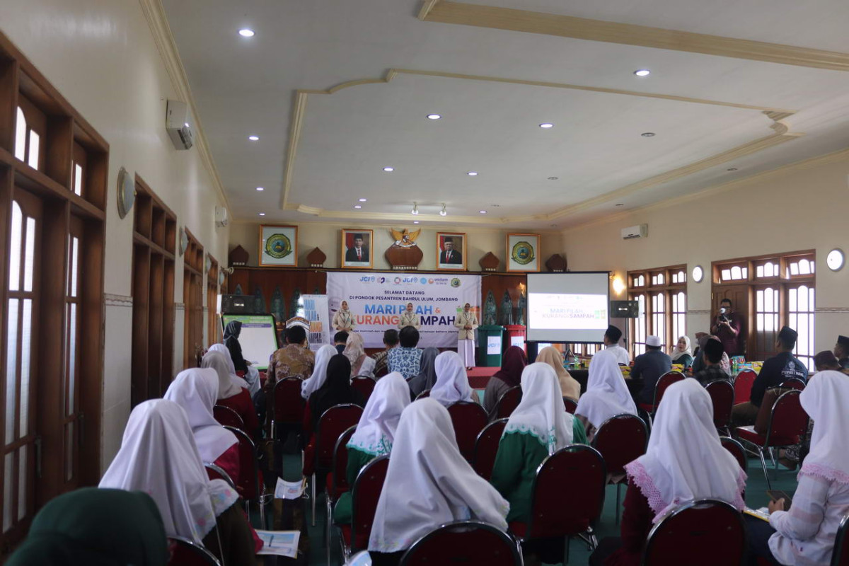 Unicharm dan JCI Beri Penyuluhan Pentingnya Memilah Sampah di Ponpes Bahrul Ulum, Jombang