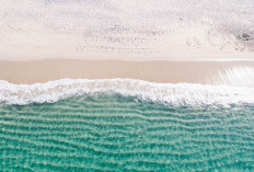 Mengulik Wisata Pantai Maladewa, Keindahan Laut yang Berada di Sekitar Salah Satu Makam Wali Sanga, Coba Tebak Makam Sunan?