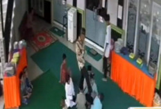 Masya Allah! Tertangkap Kamera CCTV, Pria Tendang Kepala Sejumlah Bocak di Masjid